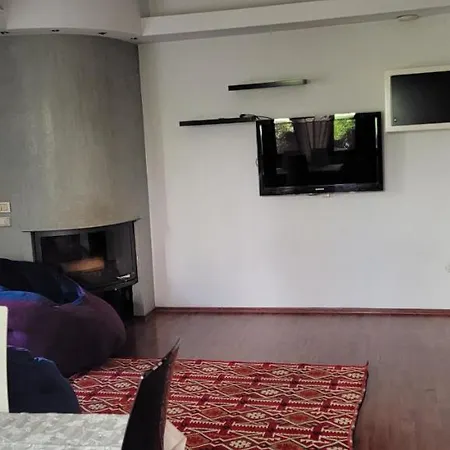House Next To A Beautiful Park 4*